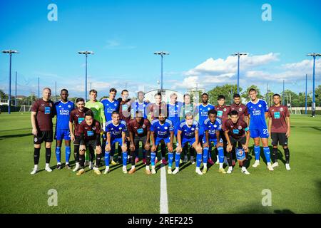 Bangkok, Thaïlande. 26 juillet 2023. Les joueurs de l'équipe Leicester City et les joueurs de l'équipe Port FC posent pour une photo de groupe pendant l'exercice d'entraînement au camp de football alpin. Score final ; Leicester City 1:0 Port FC. (Photo Amphol Thongmueangluang/SOPA Images/Sipa USA) crédit : SIPA USA/Alamy Live News Banque D'Images