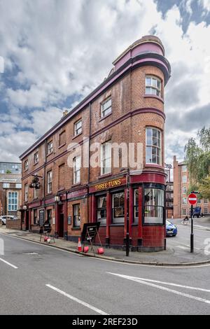 La forme triangulaire distinctive du pub historique Three Tuns à l'angle de Silver Street Head et Lee Croft à Sheffield, South Yorkshire, Royaume-Uni sur 2 Banque D'Images