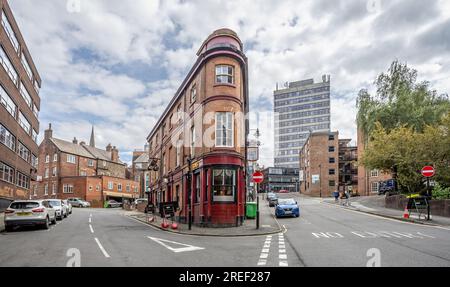 La forme triangulaire distinctive du pub historique Three Tuns à l'angle de Silver Street Head et Lee Croft à Sheffield, South Yorkshire, Royaume-Uni sur 2 Banque D'Images