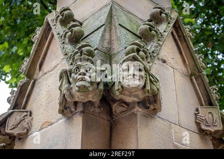 Gros plan d'une paire de têtes de gargouille sculptées en pierre médiévale sur la colonne d'entrée à l'extérieur de la cathédrale de Sheffield dans Church Street, Sheffield, South Yorkshire, Banque D'Images