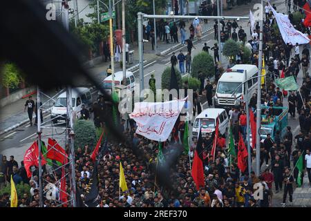 Srinagar, Inde. 27 juillet 2023. Les forces de police indiennes gardent la veillée alors que les défunts chites cachemiris prennent part à la procession de Muharram le 8 Muharram à Srinagar, le Cachemire administré par l'Inde le 27 juillet 2023. Les autorités ont autorisé la procession de Muharram le 8e jour après trois décennies. (Photo de Mubashir Hassan/Pacific Press) crédit : Pacific Press Media production Corp./Alamy Live News Banque D'Images