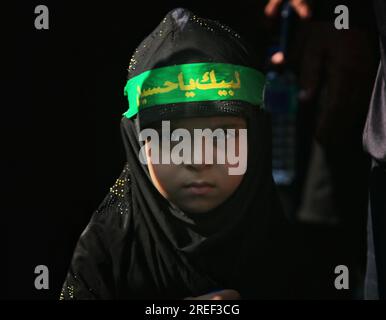 Srinagar, Inde. 26 juillet 2023. SRINAGAR, JAMMU-ET-CACHEMIRE, INDE - 2023/07/26, une musulmane cachemirienne regarde vers la procession du 7e jour de Muharram, dans la banlieue de Srinagar. (Photo de Mubashir Hassan/Pacific Press) crédit : Pacific Press Media production Corp./Alamy Live News Banque D'Images