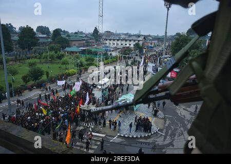 Srinagar, Inde. 27 juillet 2023. Les forces de police indiennes gardent la veillée alors que les défunts chites cachemiris prennent part à la procession de Muharram le 8 Muharram à Srinagar, le Cachemire administré par l'Inde le 27 juillet 2023. Les autorités ont autorisé la procession de Muharram le 8e jour après trois décennies. (Photo de Mubashir Hassan/Pacific Press) crédit : Pacific Press Media production Corp./Alamy Live News Banque D'Images