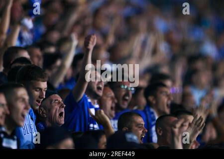 Les maniaques, fans de Zeljeznicar, lors du deuxième tour de qualification de l'UEFA Europa Conference League, le premier match entre Zeljeznicar et Neftci au stade Grbavica le 27 juillet 2023 à Sarajevo, en Bosnie-Herzégovine. Photo : Armin Durgut/PIXSELL crédit : Pixsell/Alamy Live News Banque D'Images