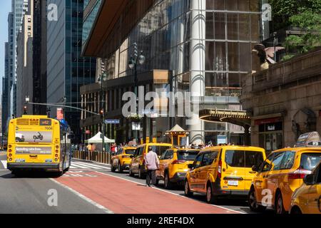 Taxi Stand en face de Grand Central terminal, New York City, USA 2023 Banque D'Images