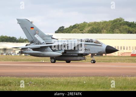 44+29, un Panavia Tornado IDS(T) exploité par l'armée de l'air allemande (Luftwaffe), arrivant à la RAF Fairford dans le Gloucestershire, en Angleterre pour participer au Royal International Air Tattoo 2023 (riat 2023). Banque D'Images