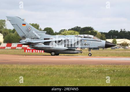 44+29, un Panavia Tornado IDS(T) exploité par l'armée de l'air allemande (Luftwaffe), arrivant à la RAF Fairford dans le Gloucestershire, en Angleterre pour participer au Royal International Air Tattoo 2023 (riat 2023). Banque D'Images