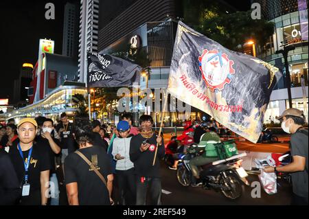 27 juillet 2023, Bangkok, Thaïlande : un réseau de personnes de divers groupes, dirigé par le Groupe pour la démocratie du 24 juin, A organisé un rassemblement à l'intersection Ratchaprasong devant le Central World Department Store pour prononcer un discours attaquant le travail des sénateurs et du Comité contre les élections législatives, qui n'était pas conforme aux résultats des élections générales, y compris le rejet d'Une déclaration au Parti Pheu Thai, s'il vous plaît, ne vous laissez pas influencer par la pression et adhérez aux 8 partis de coalition pour former un gouvernement pour le peuple. (Image de crédit : © Adirach Toumlamoon/Pacific Press via ZUMA Press Wire) USAGE ÉDITORIAL SEULEMENT! Pas pour comme Banque D'Images