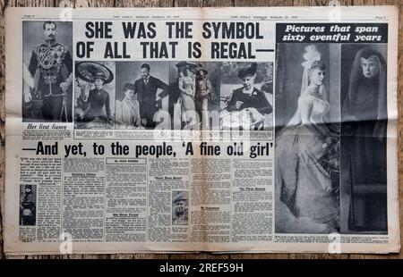 Mort de la reine Mary. Nouvelles de la première page du journal Daily Mirror. 25 mars 1953. (26 mai 1867 – 24 mars 1953) a l'intérieur du journal une double page. Un vieil exemplaire usé du journal des années 1950 Marie de Teck épouse de George V. Banque D'Images