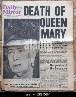 Mort de la reine Mary. Nouvelles de la première page du journal Daily Mirror. 25 mars 1953. (26 mai 1867 – 24 mars 1953) un ancien exemplaire usé du journal des années 1950 Marie de Teck épouse de George V. Banque D'Images