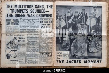 Spécial couronnement de la reine Elizabeth II, 2 juin 1953. Le journal Daily Mirror. nouvelles de la page d'accueil. Daté du 3 juin 1953. Une vieille copie usée d'un tabloïd britannique. Années 1950 Grande-Bretagne Royaume-Uni. Banque D'Images