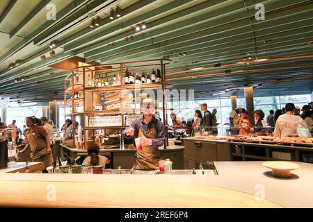 Princi Bakery & Grill au 2e étage du 35 000 Starbucks Reserve Roastery Chicago sur le Magnificent Mile à Chicago, Illinois, le 27 juillet 2023, sur cinq étages. Les employés de cet emplacement ont déposé une demande d'élection syndicale auprès du Conseil national des relations de travail. Le Chicago Roastery est le plus grand magasin Starbucks avec plus de 200 employés, et il rejoint plus de 330 magasins Starbucks et plus de 8 500 travailleurs à travers le pays qui luttent pour un premier contrat et le droit de s'organiser (photo par : Alexandra Buxbaum/Sipa USA) crédit : SIPA USA/Alamy Live News Banque D'Images