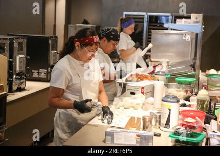 Princi Bakery & Grill au 2e étage du 35 000 Starbucks Reserve Roastery Chicago sur le Magnificent Mile à Chicago, Illinois, le 27 juillet 2023, sur cinq étages. Les employés de cet emplacement ont déposé une demande d'élection syndicale auprès du Conseil national des relations de travail. Le Chicago Roastery est le plus grand magasin Starbucks avec plus de 200 employés, et il rejoint plus de 330 magasins Starbucks et plus de 8 500 travailleurs à travers le pays qui luttent pour un premier contrat et le droit de s'organiser (photo par : Alexandra Buxbaum/Sipa USA) crédit : SIPA USA/Alamy Live News Banque D'Images