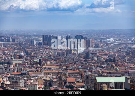 Naples, Italie - 9 avril 2022 : vue aérienne de la ville de Naples, depuis castel Sant'Elmo, Campanie, Italie. Banque D'Images