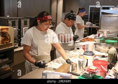 Princi Bakery & Grill au 2e étage du 35 000 Starbucks Reserve Roastery Chicago sur le Magnificent Mile à Chicago, Illinois, le 27 juillet 2023, sur cinq étages. Les employés de cet emplacement ont déposé une demande d'élection syndicale auprès du Conseil national des relations de travail. Le Chicago Roastery est le plus grand magasin Starbucks avec plus de 200 employés, et il rejoint plus de 330 magasins Starbucks et plus de 8 500 travailleurs à travers le pays qui luttent pour un premier contrat et le droit de s'organiser (photo par : Alexandra Buxbaum/Sipa USA) crédit : SIPA USA/Alamy Live News Banque D'Images