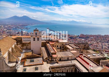 Naples, Italie - 9 avril 2022 : vue aérienne de la ville de Naples, depuis castel Sant'Elmo, Campanie, Italie. Banque D'Images