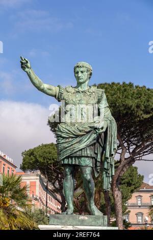 Naples, Italie - 9 avril 2022 : la lumière est éclairante, la statue de Jules César à Naples, Italie. Banque D'Images