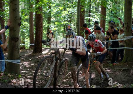 Maximilian Brandl d'Allemagne pousse le vélo sur une montée boueuse et abrupte - 2023 UEC MTB Elite European Championships - Jeux européens Cracovie - Krynica-Zdrój Banque D'Images