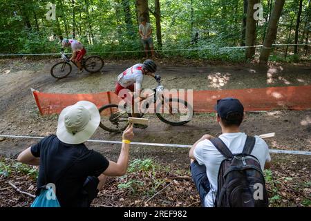 Les coureurs polonais Michał Topór, Karol Ostaszewski et les fans de cyclisme sur les championnats d'Europe UEC MTB Elite 2023 - Jeux européens Cracovie - Krynica-Zdrój Banque D'Images