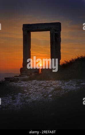 Île de Naxos, coucher de soleil à travers l'entrée du Temple d'Apollon. Porte en marbre debout seul près de la mer au coucher du soleil. Banque D'Images