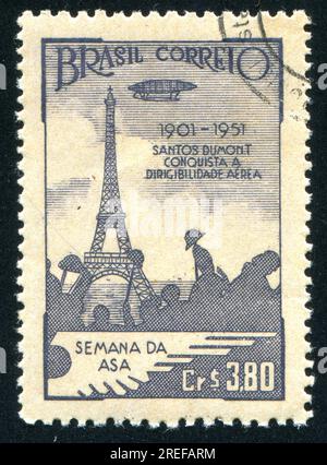 BRÉSIL - CIRCA 1951 : timbre imprimé par le Brésil, montre dirigeable et Tour Eiffel, circa 1951 Banque D'Images