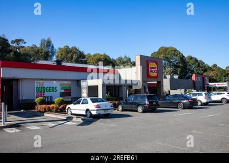 Hungry Jacks et restaurants KFC à Sydney, jour d'hivers bleu ciel, Nouvelle-Galles du Sud, Australie Banque D'Images