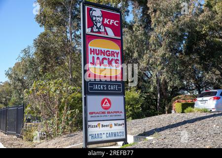 2023 Australie, Hungry Jacks et les magasins de la chaîne alimentaire KFC faisant la publicité de leurs plats à emporter, Warriewood, Sydney, NSW, Australie Banque D'Images