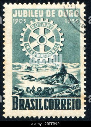 BRÉSIL - CIRCA 1955 : timbre imprimé par le Brésil, montre Rotary Emblemo et la baie de Rio de Janeiro, circa 1955 Banque D'Images