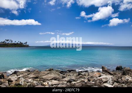 Vue de la rive de Napili à la belle mer ble et Lanai lointain. Banque D'Images