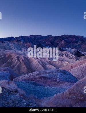 Paysage de Zabriskie point au crépuscule de l'heure bleue dans le parc national de Death Valley, en Californie Banque D'Images