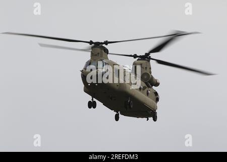 D-483, un hélicoptère de transport lourd Boeing CH-47F Chinook exploité par la Royal Netherlands Air Force (RNLAF), arrivant à la RAF Fairford dans le Gloucestershire, en Angleterre pour participer au Royal International Air Tattoo 2023 (riat 2023). Banque D'Images