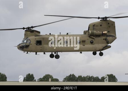 D-483, un hélicoptère de transport lourd Boeing CH-47F Chinook exploité par la Royal Netherlands Air Force (RNLAF), arrivant à la RAF Fairford dans le Gloucestershire, en Angleterre pour participer au Royal International Air Tattoo 2023 (riat 2023). Banque D'Images