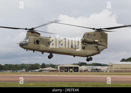 D-483, un hélicoptère de transport lourd Boeing CH-47F Chinook exploité par la Royal Netherlands Air Force (RNLAF), arrivant à la RAF Fairford dans le Gloucestershire, en Angleterre pour participer au Royal International Air Tattoo 2023 (riat 2023). Banque D'Images