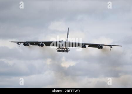 61-0029, un Boeing B-52H Stratofortress exploité par l'United States Air Force, arrivant à la RAF Fairford dans le Gloucestershire, en Angleterre pour participer au Royal International Air Tattoo 2023 (riat 2023). Banque D'Images