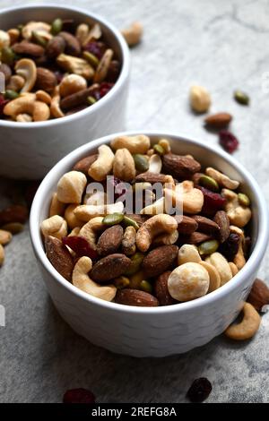 Mélange de Trail sain dans un bol blanc Banque D'Images