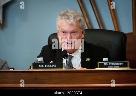 Washington, Vereinigte Staaten. 27 juillet 2023. Le représentant des États-Unis Mike Collins (Républicain de Géorgie) préside un comité de la Chambre sur les ressources naturelles | audience du sous-comité sur la surveillance et les enquêtes intitulée «examen des obstacles à l'accès : problèmes d'expérience des visiteurs en cours dans les parcs nationaux des Amériques» dans le Longworth House Office Building à Washington, DC, jeudi 27 juillet 2023. Crédit : Rod Lamkey/CNP/dpa/Alamy Live News Banque D'Images