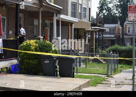 Philadelphie, États-Unis. 27 juillet 2023. Bande de police et policiers sur les lieux de la fusillade. Une personne a été abattue à Philadelphie. Un homme de 28 ans a été abattu une fois sur West Rockland Street dans la cuisse droite et a été emmené à l'hôpital par un véhicule privé. Le mâle est dans un état stable. Une arme a été récupérée et à ce moment, aucun suspect n'est en détention. Crédit : SOPA Images Limited/Alamy Live News Banque D'Images