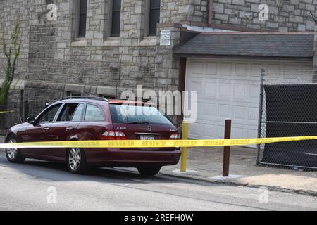 Philadelphie, États-Unis. 27 juillet 2023. Bande de police et policiers sur les lieux de la fusillade. Une personne a été abattue à Philadelphie. Un homme de 28 ans a été abattu une fois sur West Rockland Street dans la cuisse droite et a été emmené à l'hôpital par un véhicule privé. Le mâle est dans un état stable. Une arme a été récupérée et à ce moment, aucun suspect n'est en détention. Crédit : SOPA Images Limited/Alamy Live News Banque D'Images