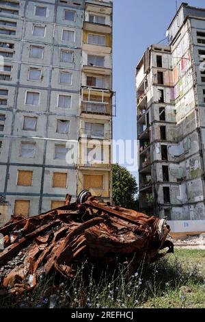 Une voiture détruite est vue devant l'immeuble qui a été lourdement endommagé par les bombardements russes à Zaporizhzhia. De violents combats ont fait rage jeudi dans le sud-est de l’Ukraine, où un responsable occidental a déclaré que Kiev avait lancé une poussée majeure et le président russe Vladimir Poutine a déclaré que “les hostilités se sont intensifiées de manière significative”. L’armée russe a déclaré avoir repoussé une attaque ukrainienne impliquant plusieurs soldats près de la ville d’Orikhiv (région de Zaporizhjhia) dans le sud, l’une des zones où Kiev a mené sa contre-offensive. (Photo Andriy Andriyenko/SOPA Images/Sipa USA) Banque D'Images