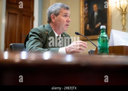 Mike Reynolds, directeur adjoint du Service des parcs nationaux, comparaît devant un comité de la Chambre des représentants sur les ressources naturelles | audience du sous-comité de surveillance et d'enquêtes intitulée « examen des obstacles à l'accès : problèmes d'expérience continue des visiteurs dans les parcs nationaux des Amériques » dans l'édifice Longworth House à Washington, DC, le jeudi 27 juillet 2023. Crédit : Rod Lamkey/CNP/MediaPunch Banque D'Images