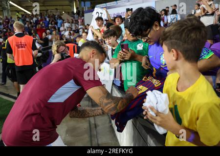 Orlando, Floride, États-Unis. 26 juillet 2023. Le milieu de terrain d'Aston Villa PHILIPPE COUTINHO (23 ans) signe un autographe pour un fan avant le match Fulham vs Aston Villa de la Premier League Summer Series à l'Exploria Stadium à Orlando, FL le 26 juillet 2023. (Image de crédit : © Cory Knowlton/ZUMA Press Wire) USAGE ÉDITORIAL SEULEMENT! Non destiné à UN USAGE commercial ! Banque D'Images