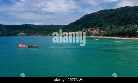 Vue d'en haut de l'eau de mer claire avec des bateaux et des trucs de parachute ascensionnel Banque D'Images