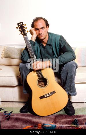 James Vernon Taylor est un auteur-compositeur-interprète et guitariste américain. Six fois lauréat d'un Grammy Award, il a été intronisé au Rock and Roll Hall of Fame en 2000. Taylor est l'un des artistes musicaux les plus vendus de tous les temps, ayant vendu plus de 100 millions de disques dans le monde entier. Taylor a réalisé sa percée en 1970 avec le single no 3 Fire and Rain et a eu son premier succès no 1 en 1971 avec son enregistrement You've Got a Friend, écrit par Carole King la même année. Son album Greatest Hits de 1976 a été certifié Diamond et s'est vendu à 12 millions d'exemplaires aux États-Unis. Photographie de Bernard Gotfryd Banque D'Images