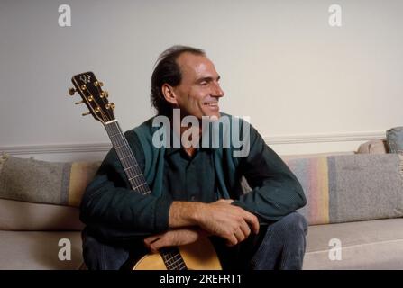 James Vernon Taylor est un auteur-compositeur-interprète et guitariste américain. Six fois lauréat d'un Grammy Award, il a été intronisé au Rock and Roll Hall of Fame en 2000. Taylor est l'un des artistes musicaux les plus vendus de tous les temps, ayant vendu plus de 100 millions de disques dans le monde entier. Taylor a réalisé sa percée en 1970 avec le single no 3 Fire and Rain et a eu son premier succès no 1 en 1971 avec son enregistrement You've Got a Friend, écrit par Carole King la même année. Son album Greatest Hits de 1976 a été certifié Diamond et s'est vendu à 12 millions d'exemplaires aux États-Unis. Photographie de Bernard Gotfryd Banque D'Images