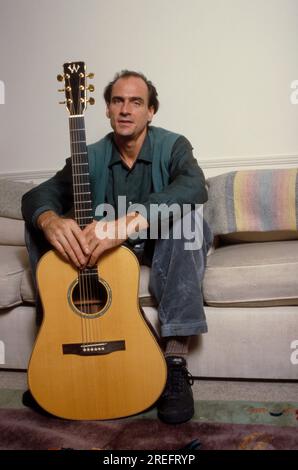 James Vernon Taylor est un auteur-compositeur-interprète et guitariste américain. Six fois lauréat d'un Grammy Award, il a été intronisé au Rock and Roll Hall of Fame en 2000. Taylor est l'un des artistes musicaux les plus vendus de tous les temps, ayant vendu plus de 100 millions de disques dans le monde entier. Taylor a réalisé sa percée en 1970 avec le single no 3 Fire and Rain et a eu son premier succès no 1 en 1971 avec son enregistrement You've Got a Friend, écrit par Carole King la même année. Son album Greatest Hits de 1976 a été certifié Diamond et s'est vendu à 12 millions d'exemplaires aux États-Unis. Photographie de Bernard Gotfryd Banque D'Images