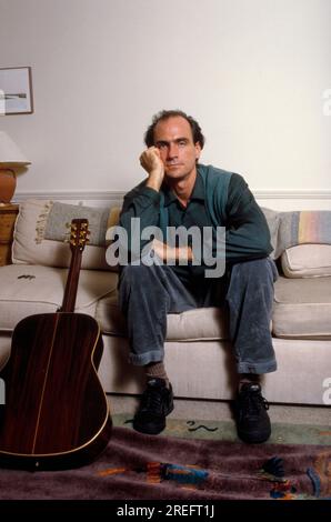 James Vernon Taylor est un auteur-compositeur-interprète et guitariste américain. Six fois lauréat d'un Grammy Award, il a été intronisé au Rock and Roll Hall of Fame en 2000. Taylor est l'un des artistes musicaux les plus vendus de tous les temps, ayant vendu plus de 100 millions de disques dans le monde entier. Taylor a réalisé sa percée en 1970 avec le single no 3 Fire and Rain et a eu son premier succès no 1 en 1971 avec son enregistrement You've Got a Friend, écrit par Carole King la même année. Son album Greatest Hits de 1976 a été certifié Diamond et s'est vendu à 12 millions d'exemplaires aux États-Unis. Photographie de Bernard Gotfryd Banque D'Images