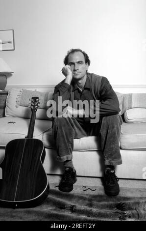 James Vernon Taylor est un auteur-compositeur-interprète et guitariste américain. Six fois lauréat d'un Grammy Award, il a été intronisé au Rock and Roll Hall of Fame en 2000. Taylor est l'un des artistes musicaux les plus vendus de tous les temps, ayant vendu plus de 100 millions de disques dans le monde entier. Taylor a réalisé sa percée en 1970 avec le single no 3 Fire and Rain et a eu son premier succès no 1 en 1971 avec son enregistrement You've Got a Friend, écrit par Carole King la même année. Son album Greatest Hits de 1976 a été certifié Diamond et s'est vendu à 12 millions d'exemplaires aux États-Unis. Photographie de Bernard Gotfryd Banque D'Images