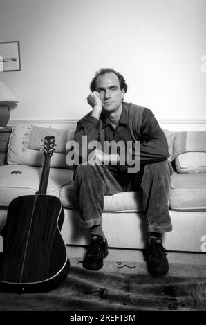 James Vernon Taylor est un auteur-compositeur-interprète et guitariste américain. Six fois lauréat d'un Grammy Award, il a été intronisé au Rock and Roll Hall of Fame en 2000. Taylor est l'un des artistes musicaux les plus vendus de tous les temps, ayant vendu plus de 100 millions de disques dans le monde entier. Taylor a réalisé sa percée en 1970 avec le single no 3 Fire and Rain et a eu son premier succès no 1 en 1971 avec son enregistrement You've Got a Friend, écrit par Carole King la même année. Son album Greatest Hits de 1976 a été certifié Diamond et s'est vendu à 12 millions d'exemplaires aux États-Unis. Photographie de Bernard Gotfryd Banque D'Images
