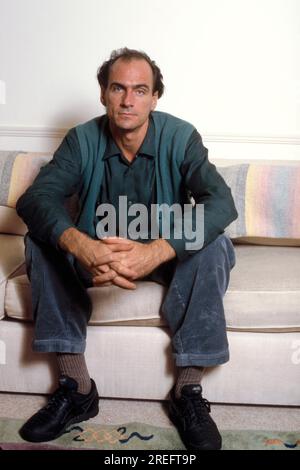 James Vernon Taylor est un auteur-compositeur-interprète et guitariste américain. Six fois lauréat d'un Grammy Award, il a été intronisé au Rock and Roll Hall of Fame en 2000. Taylor est l'un des artistes musicaux les plus vendus de tous les temps, ayant vendu plus de 100 millions de disques dans le monde entier. Taylor a réalisé sa percée en 1970 avec le single no 3 Fire and Rain et a eu son premier succès no 1 en 1971 avec son enregistrement You've Got a Friend, écrit par Carole King la même année. Son album Greatest Hits de 1976 a été certifié Diamond et s'est vendu à 12 millions d'exemplaires aux États-Unis. Photographie de Bernard Gotfryd Banque D'Images