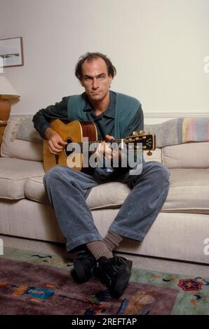James Vernon Taylor est un auteur-compositeur-interprète et guitariste américain. Six fois lauréat d'un Grammy Award, il a été intronisé au Rock and Roll Hall of Fame en 2000. Taylor est l'un des artistes musicaux les plus vendus de tous les temps, ayant vendu plus de 100 millions de disques dans le monde entier. Taylor a réalisé sa percée en 1970 avec le single no 3 Fire and Rain et a eu son premier succès no 1 en 1971 avec son enregistrement You've Got a Friend, écrit par Carole King la même année. Son album Greatest Hits de 1976 a été certifié Diamond et s'est vendu à 12 millions d'exemplaires aux États-Unis. Photographie de Bernard Gotfryd Banque D'Images